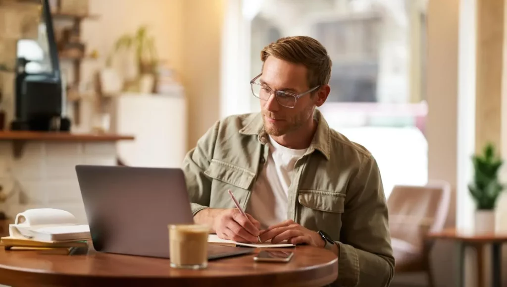 بهترین سایتهای فریلنسری ترجمه در سال 2025