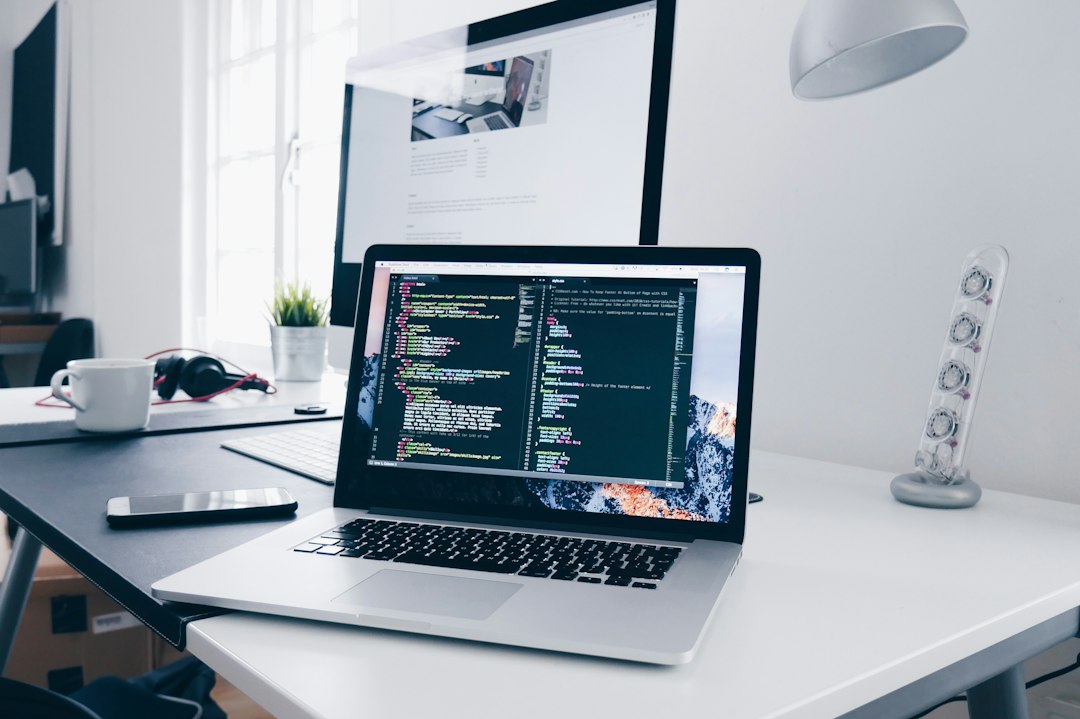 فریلنسر برنامهنویس در حال بررسی کد و خطای وبسایت